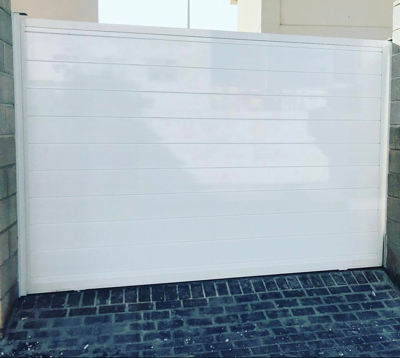Detalle del guiado y el carril de un porton corredero