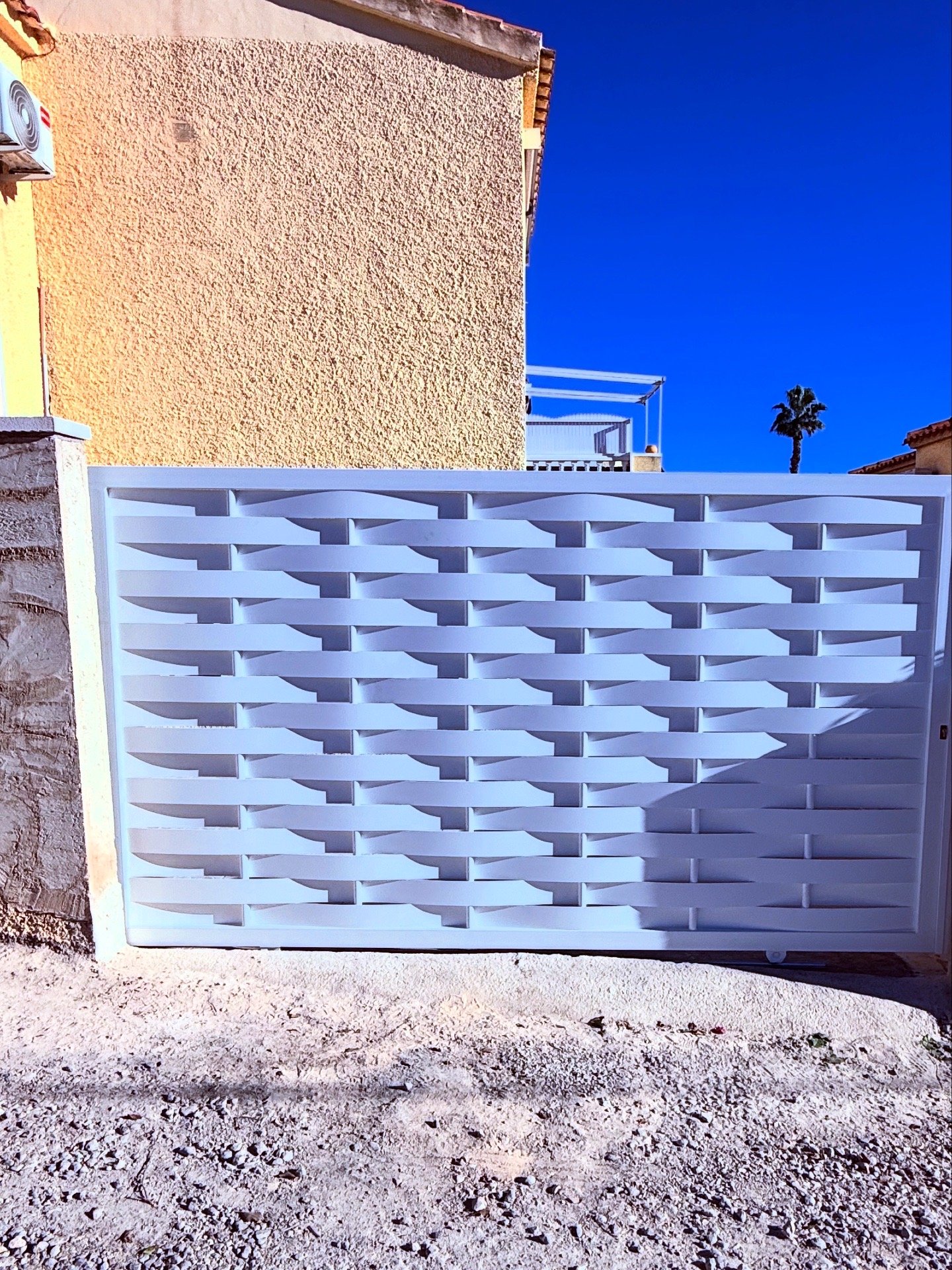 Porton corredero motorizado instalado en el acceso de una vivienda