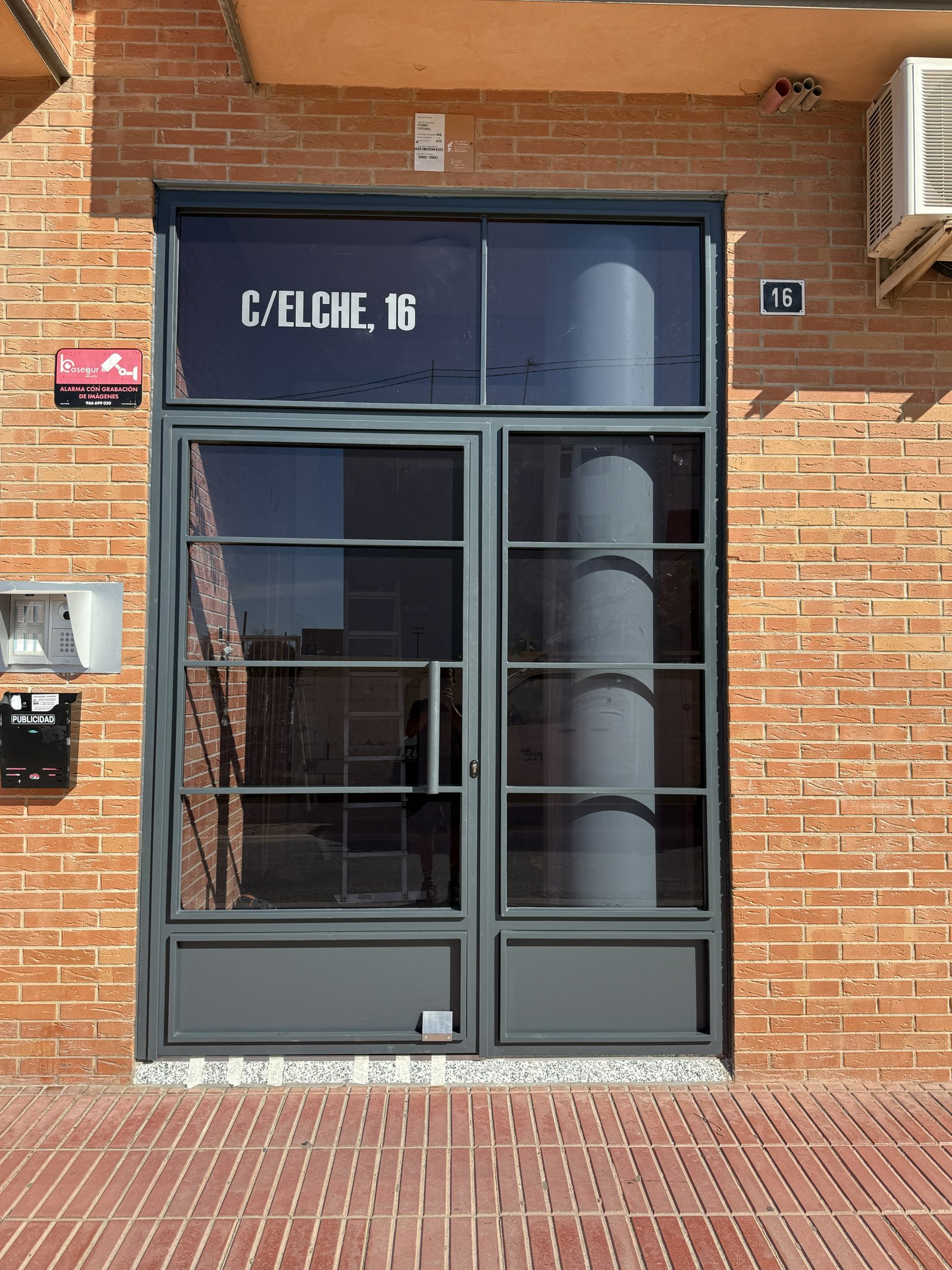 Puerta de comunidad y cancela exterior de diseño contemporáneo