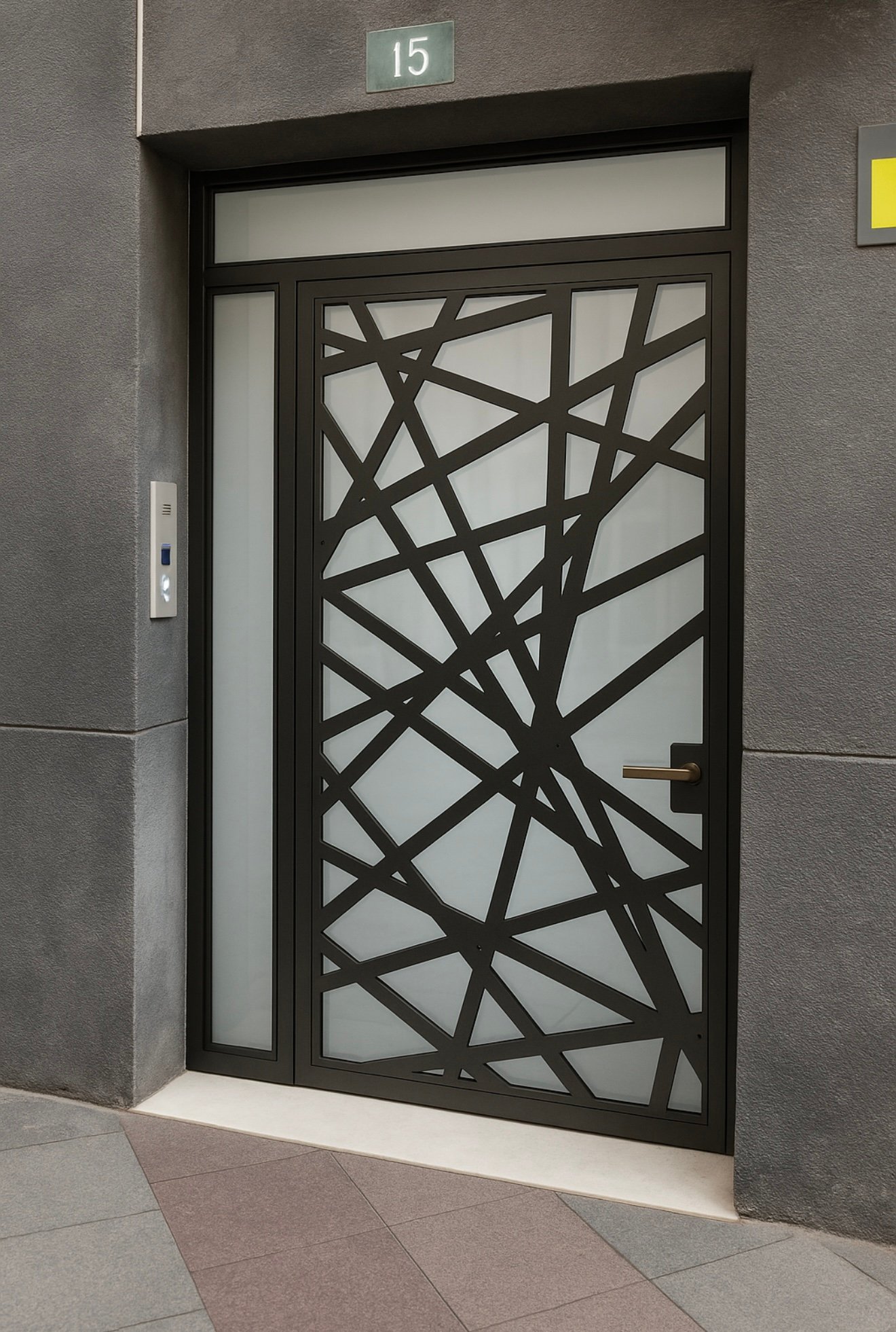 Detalle de estructura y acabados en puerta comunitaria