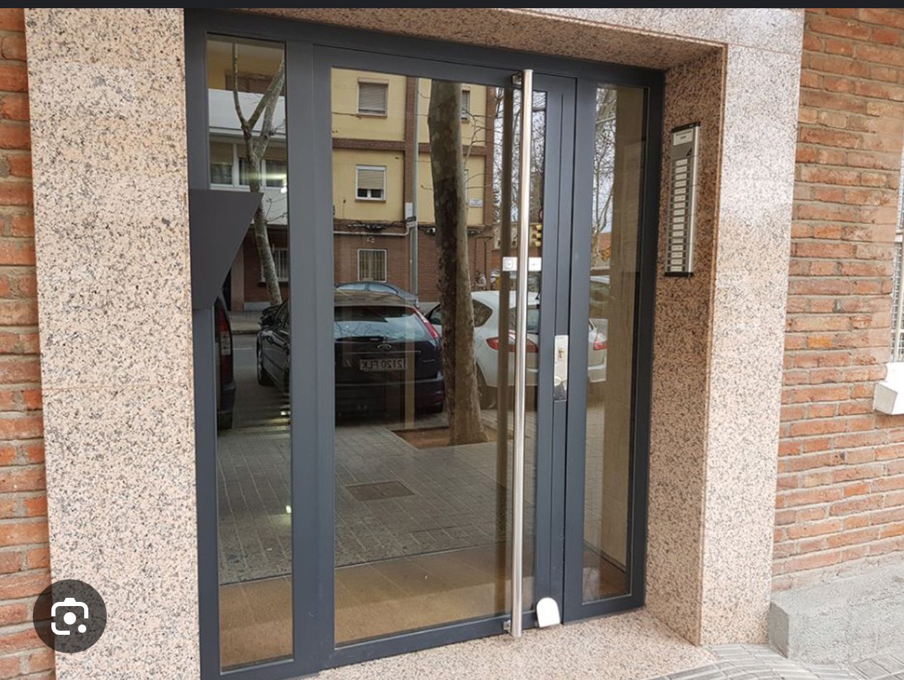 Puerta de comunidad - detalle de acabado y cerradura